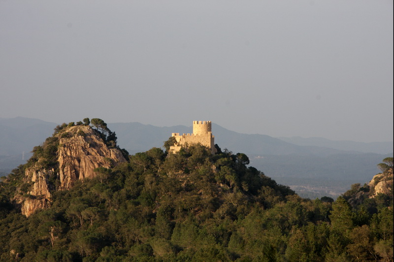 Vista del Castell de Farners i el Turó del Vent